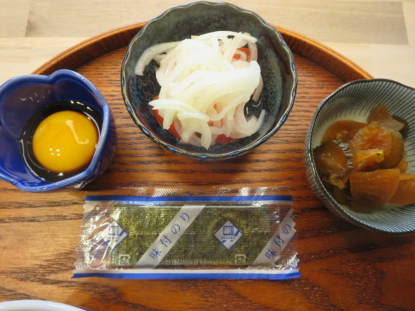 卵黄、トマトの酢玉ねぎのせ、漬物、味付けのり