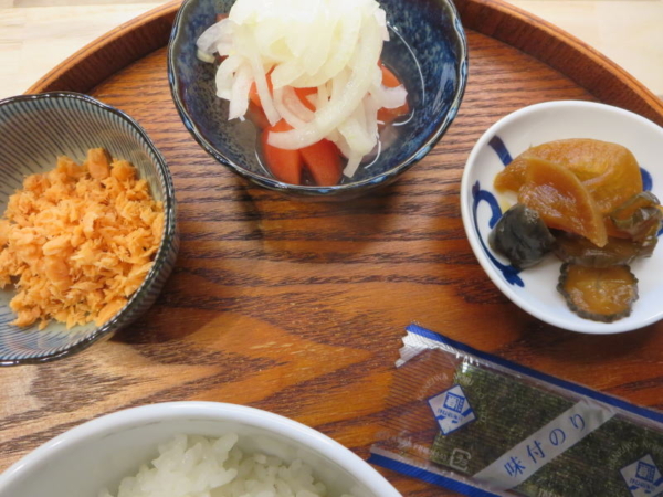 鮭フレーク、トマトの酢玉ねぎのせ、漬物、味付のり