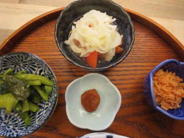 野沢菜、梅干、鮭フレーク、トマトの酢玉ねぎのせ