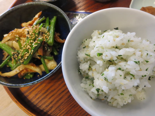 おむすび山ごはん、ちくわとあぶら菜の中華炒め