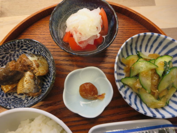 いわしの味付缶、トマトの酢玉ねぎのせ、中華くらげときゅうりの和え物、梅干