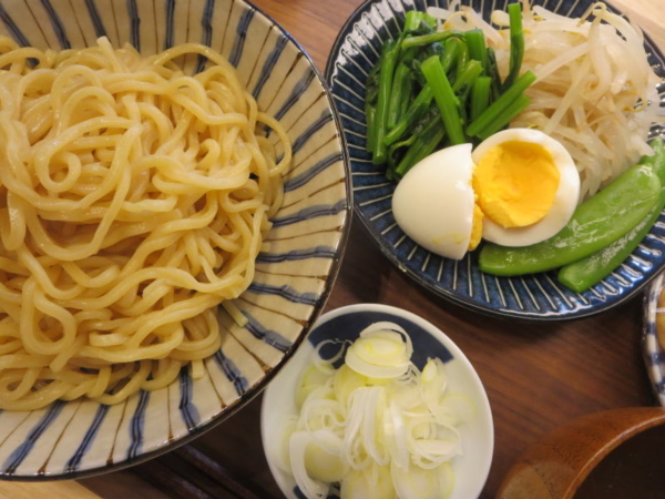 つけ麺(魚介豚骨醤油味)、具材(もやし、あぶら菜、スナップエンドウ、ゆでたまご)、小口ネギ