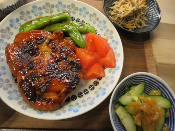 チキンソテー、ごぼうサラダ、中華くらげときゅうりの和え物