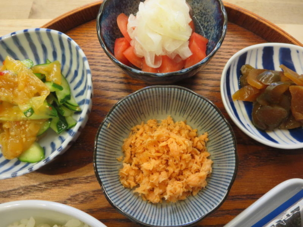 鮭フレーク、中華くらげときゅうりの和え物、トマトの酢玉ねぎのせ、漬物