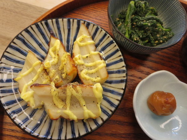 ちくわのマヨ焼き、あぶら菜のごま和え、梅干