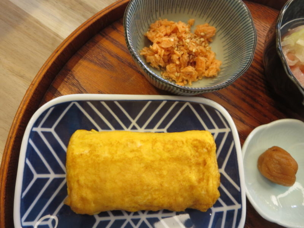 たまご焼き、鮭フレーク+白ごま、梅干