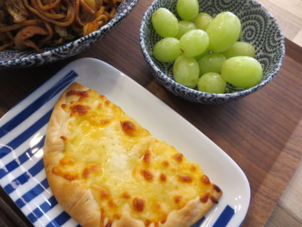 ミニチーズピザ、ぶどう