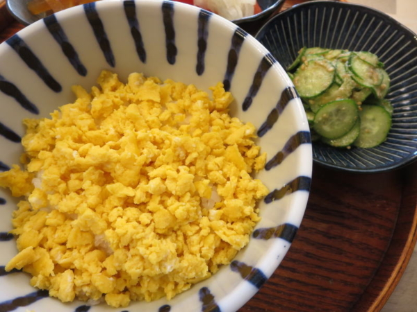 炒りたまごごはん、きゅうりのごま和え