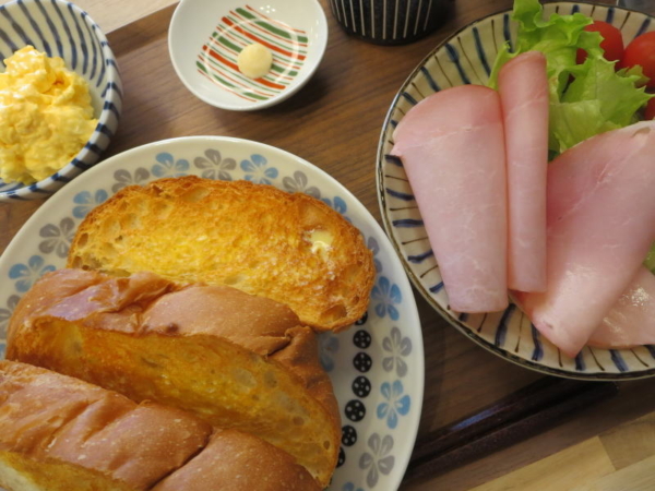 ソフトフランスパンのトースト、ハム、野菜(レタス・ミニトマト)、マヨたま