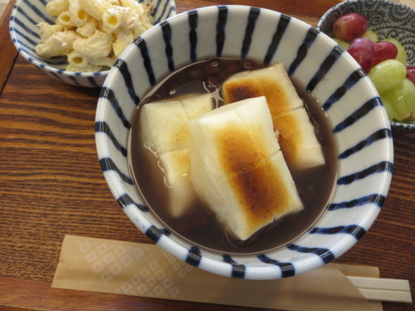 ぜんざい、ツナマカロニサラダ、ぶどう