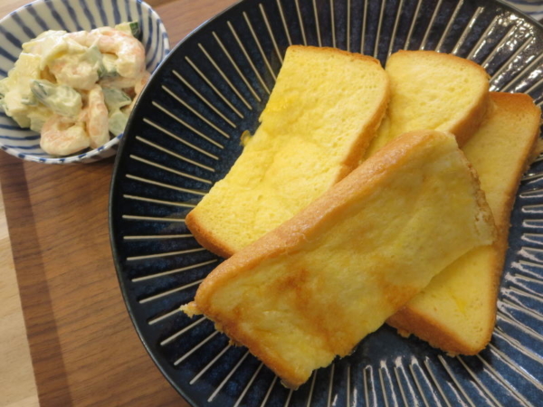 フレンチトースト、エビときゅうりのサラダ