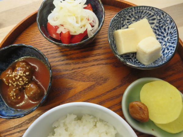 ミートボール、トマトの酢玉ねぎのせ、高野豆腐煮、たくあん、梅干