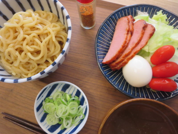 つけ麺、具材(焼豚・ゆでたまご・ミニトマト・レタス)、薬味ネギ