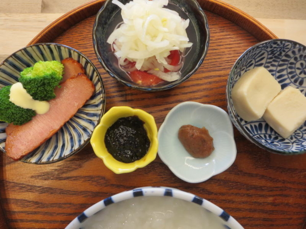 焼豚＋ブロッコリー、トマトの酢玉ねぎのせ、高野豆腐煮、海苔の佃煮、ねり梅