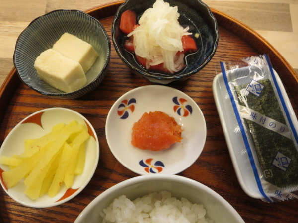 高野豆腐煮、トマトの酢玉ねぎのせ、たくあん、明太子、味付のり
