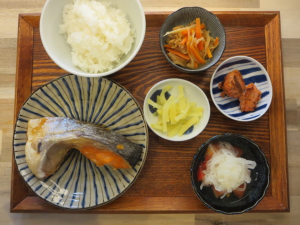焼魚(鮭かま)の献立