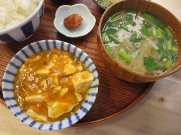 マーボー豆腐(前日の残り)、味噌汁(もやし、ニラ)