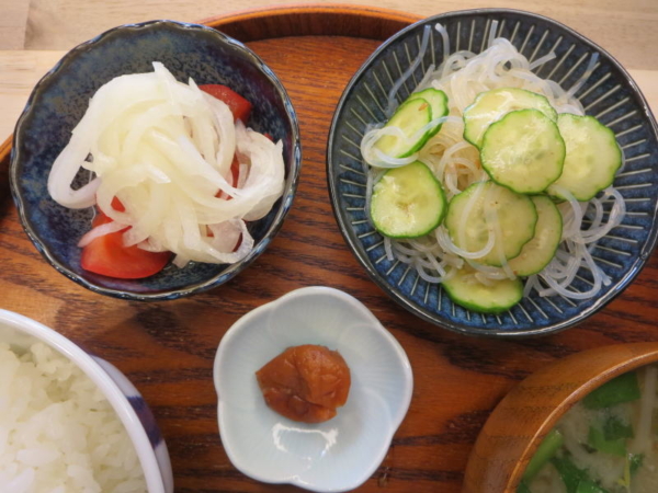トマトの酢玉ねぎのせ、春雨サラダ、梅干