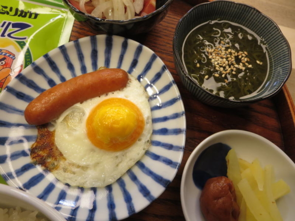 冷凍たまごで目玉焼き＋ウインナー、めかぶ、梅干＋たくあん