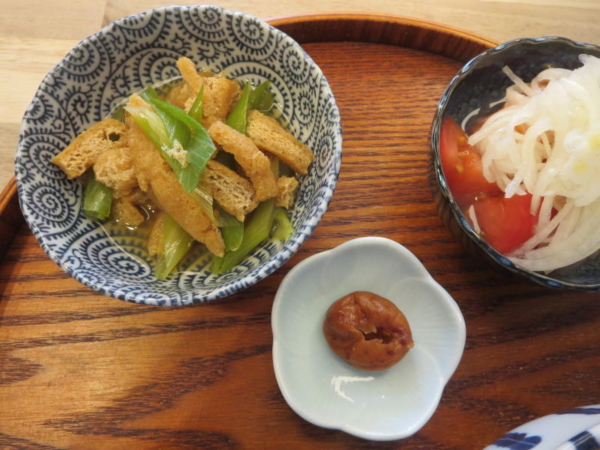 油揚げと長ネギの青みの甘辛煮、トマトの酢玉ねぎのせ、梅干