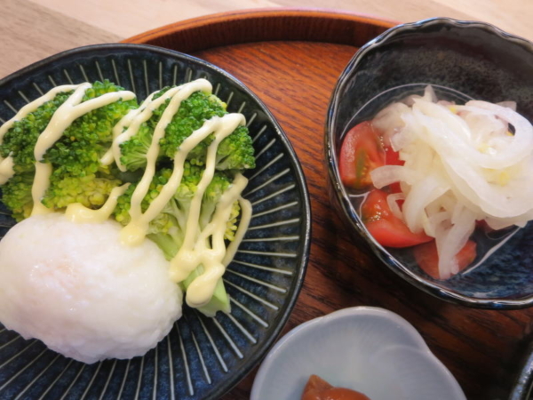 冷凍たまごのゆでたまご＋ブロッコリー、トマトの酢玉ねぎのせ