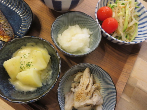 じゃがいもチーズ、大根おろし、もやしときゅうりの和え物(ミニトマト添え)、しめじ煮＋すりごま