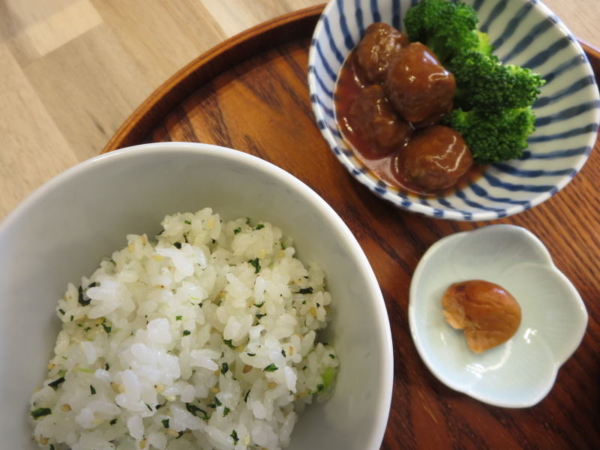 おむすび山 青菜のごはん、ミートボールブロッコリー添え、梅干