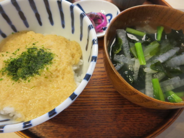 とろろごはん、塩こうじの汁物(大根、わかめ、小葱)