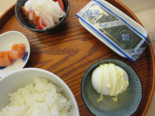 明太子、トマトの酢玉ねぎのせ、味付のり、ゆでたまご