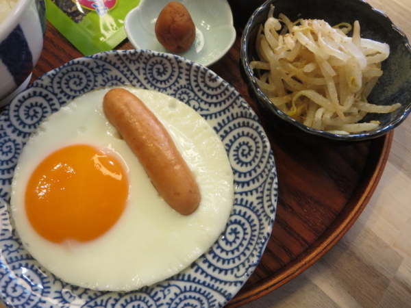 目玉焼き＆ウインナー、もやしのごま和え