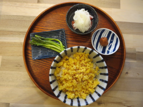 炒りたまご丼の献立