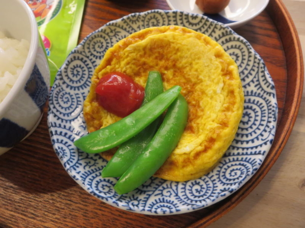 オムレツ、スナップエンドウ添え