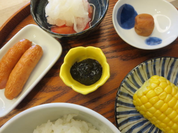 ウインナー、トマトの酢玉ねぎのせ、梅干、海苔佃煮、とうもろこし
