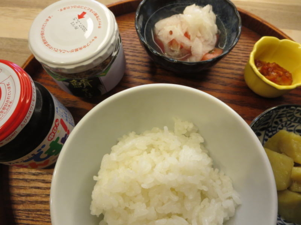 海苔の佃煮、鯖そぼろ、チャンジャ、トマトの酢玉ねぎのせ、さつまいもの甘煮