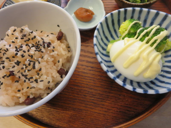 お赤飯、ゆでたまご、ブロッコリー