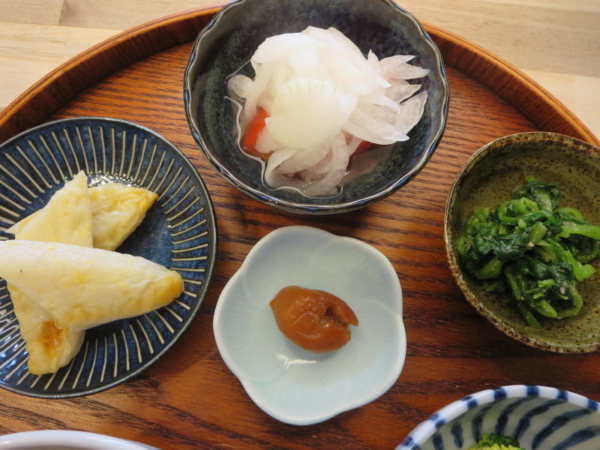 チーズ入り笹かま、トマトの酢玉ねぎのせ、ほうれん草のごま和え、梅干