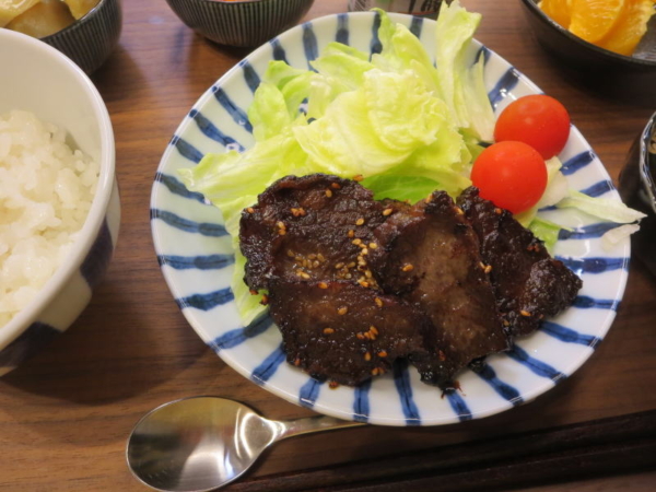 焼肉(レタス、ミニトマト添え)