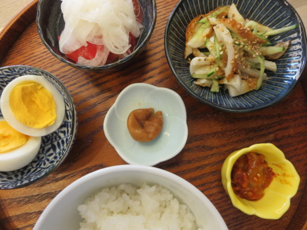 ゆでたまご、トマトの酢玉ねぎのせ、ちくわときゅうりの和え物、梅干、チャンジャ