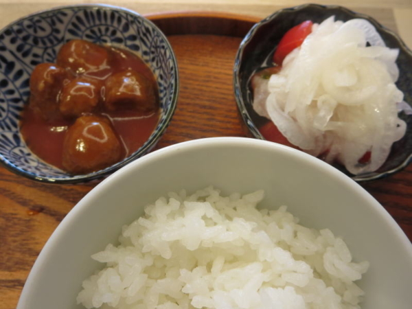 ミートボール(1/2袋)、トマトの酢玉ねぎのせ