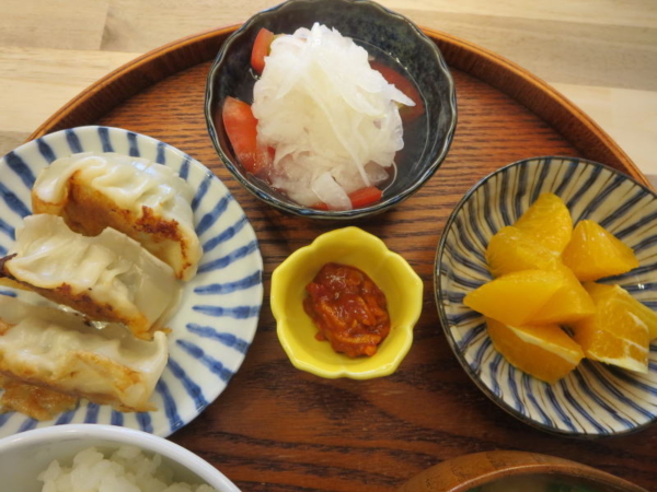 マンドゥ餃子(前日残り)、トマトの酢玉ねぎのせ、チャンジャ、オレンジ