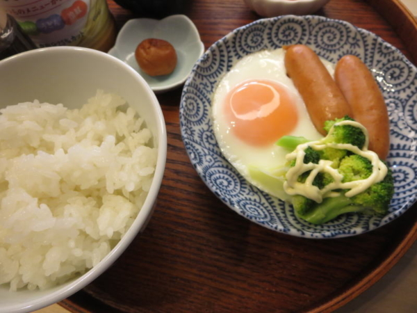 目玉焼き＋ウインナー(ブロッコリー添え)