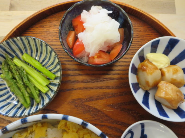 アスパラ、トマトの酢玉ねぎのせ、焼ホタテ風味のかまぼこ