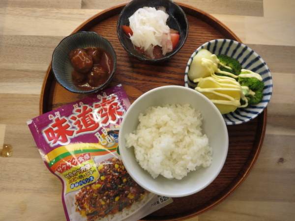 やっと並べた朝食の献立