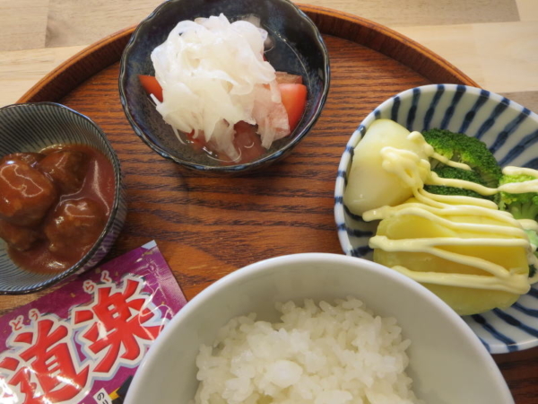 ミートボール、トマトの酢玉ねぎのせ、じゃがいもとブロッコリー、ふりかけ