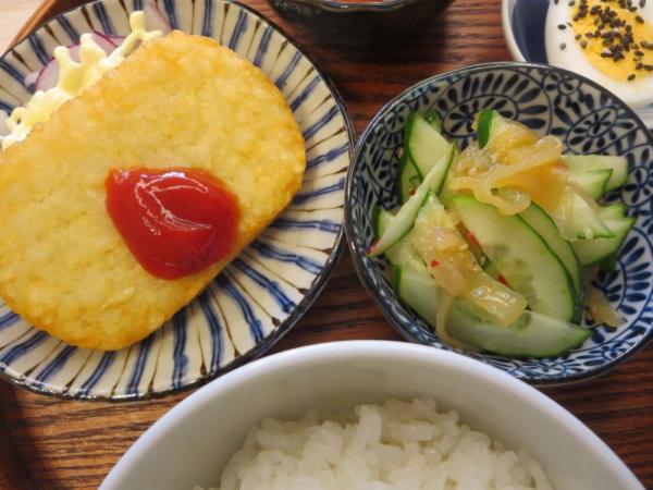 ハッシュドポテト、中華くらげときゅうりの和え物