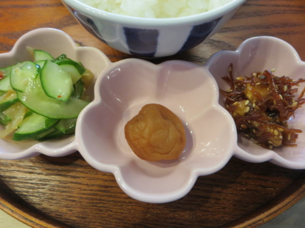 中華くらげときゅうりの和え物、梅干、ちりめんくるみ