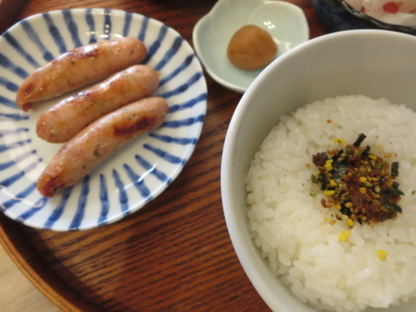 ごはん＋ふりかけ、ウインナー(燻製屋 レモン&パセリ)、梅干