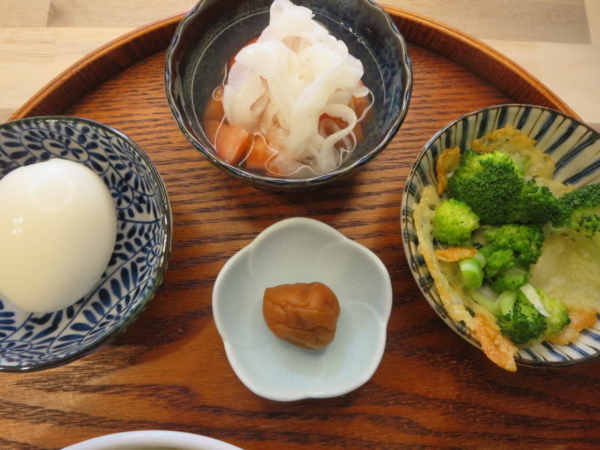 蒸したまご、トマトの酢玉ねぎのせ、ブロッコリーのチーズ焼き、梅干