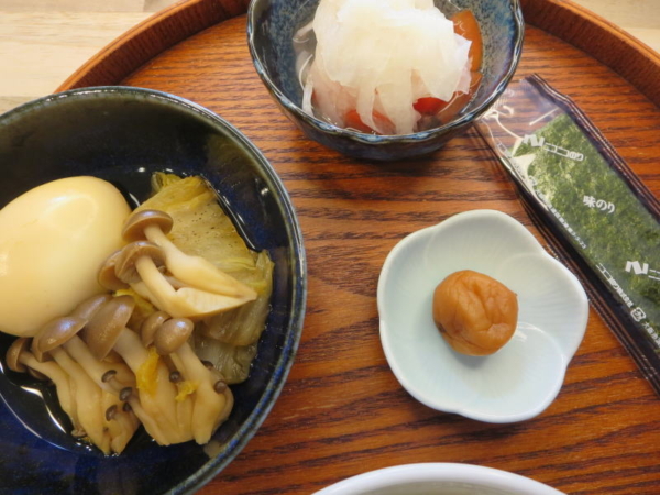 たまごと白菜としめじの甘辛煮、トマトの酢玉ねぎのせ、梅干、味付のり