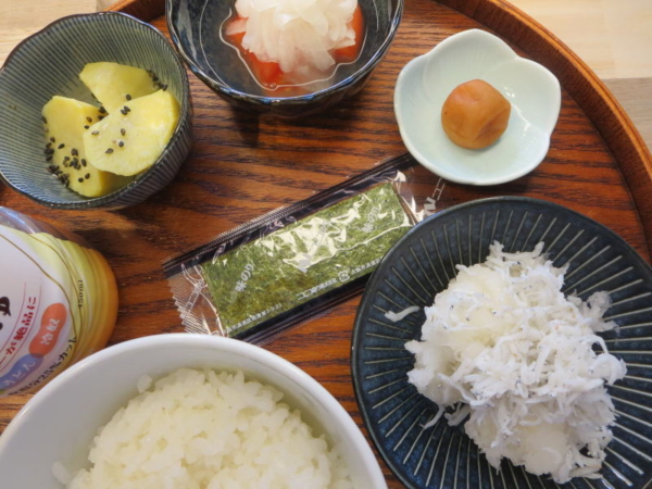 しらすおろし、梅干、トマトの酢玉ねぎのせ、さつまいもの甘煮、味付のり